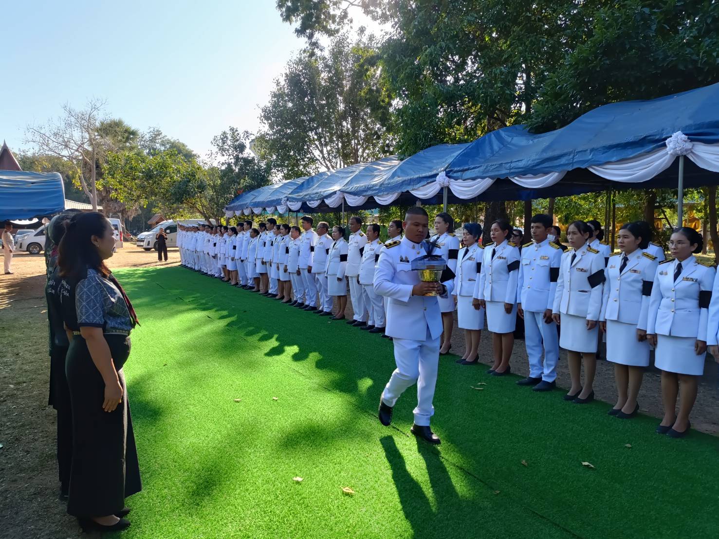 title - พระบาทสมเด็จพระเจ้าอยู่หัว พระราชทานน้ำหลวงอาบศพ และพวงมาลาพระราชทาน ไปวางที่หน้าหีบศพ พลทหารทิวตะวัน พลเยี่ยม วีรบุรุษผู้ปกป้องอธิปไตยชาติ